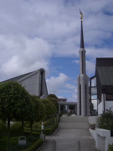 Approaching the Frankfurt Temple in Friedrichsdorf