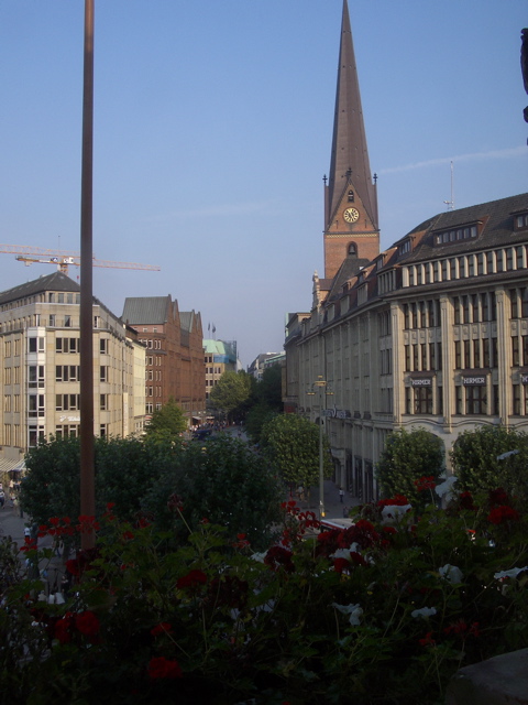 Mönckebergstraße from the Rathaus