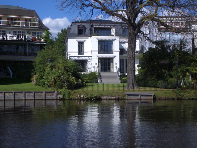 Mansion on Rondeel Pond
